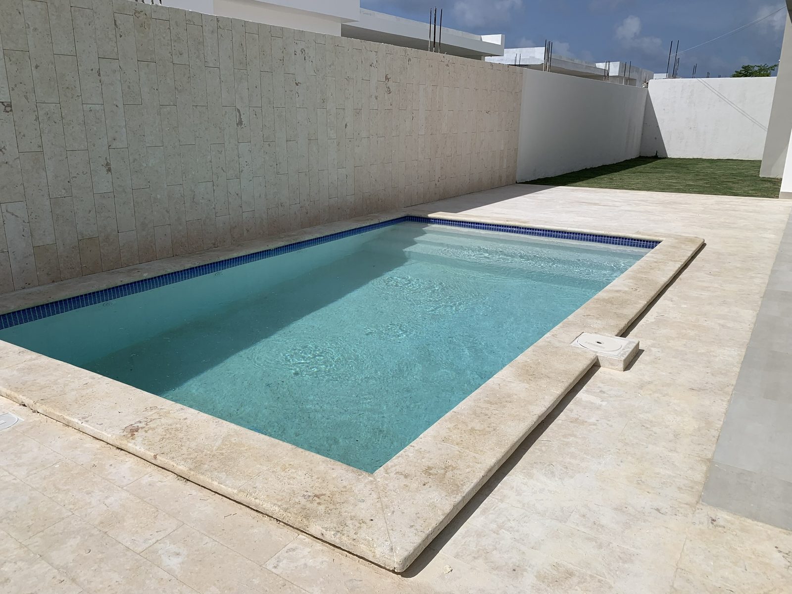 Piscina privada con terraza en travertino